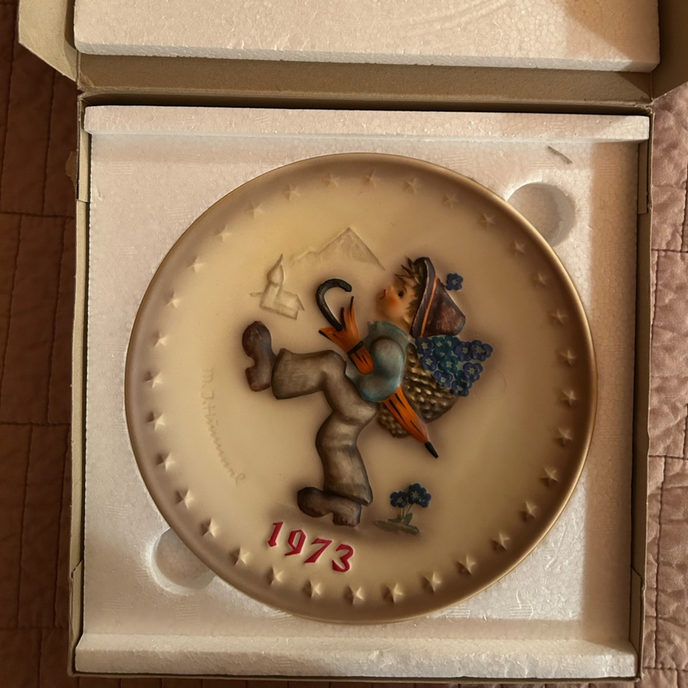 M.J. Hummel 1973 Bas Relief Plate 33 stars. Made in Germany. Porcelain. No chips